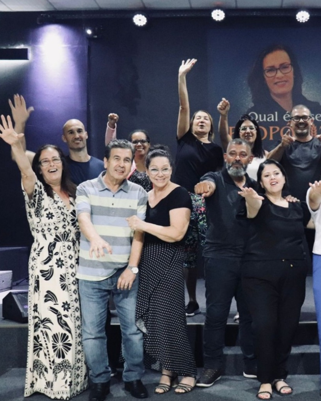 Participantes celebrando durante o treinamento